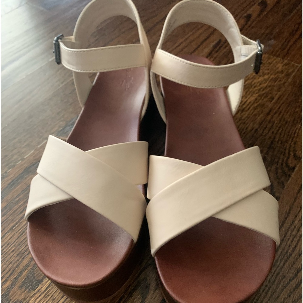 Universal Thread Sandals